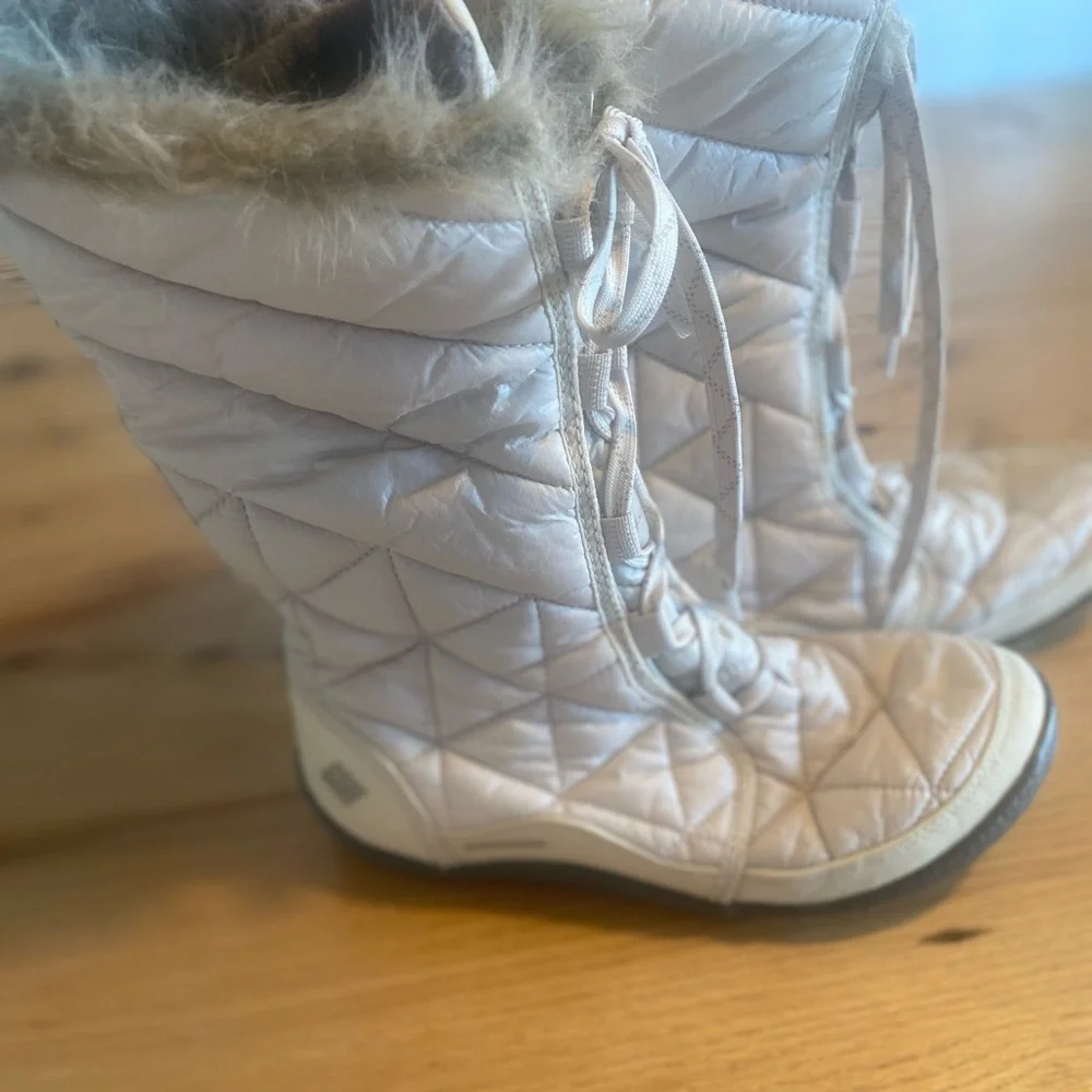 Columbia Cream Quilted Boots Faux Fur Omni Grip Women’s 8 1/2‎ Preloved
